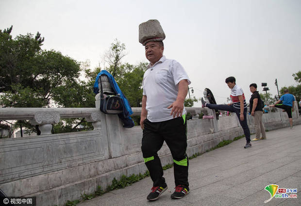 这哥们靠顶石头减肥:一年减重60斤(组图)