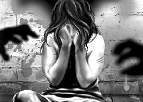 禽兽父亲“邀请”多名网友强奸11岁女儿(图)