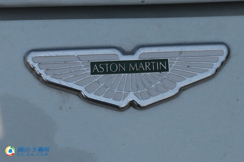 牛人!男子把20万元小轿车改装成百万豪车(组图)