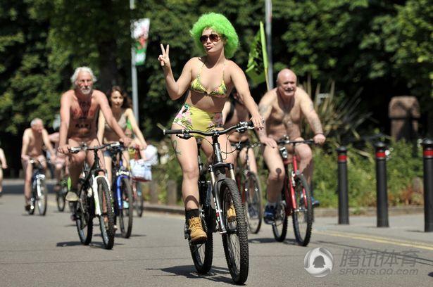 世界裸骑日英国民众豪放出镜 倡导交通建设(组图)
