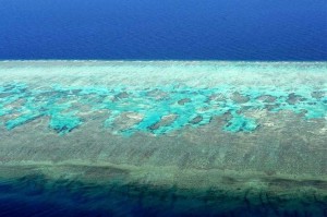 军报记者航拍南沙 水天相连似翡翠蓝玉合璧(组图)