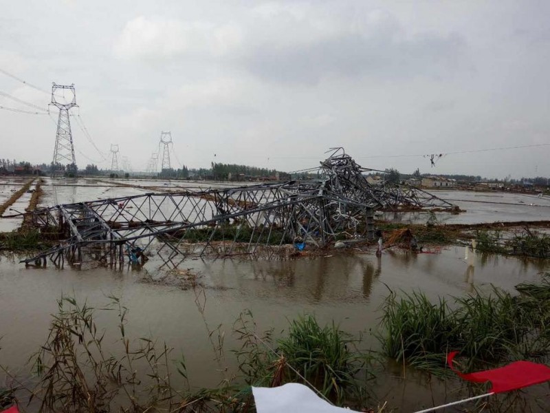 江苏龙卷风威力有多大?车被吹扁 船被掀翻(组图)