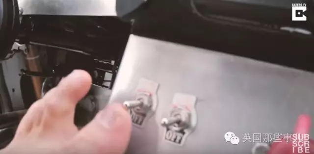 小哥苦练三年,成为世界上首位无臂车手(组图)