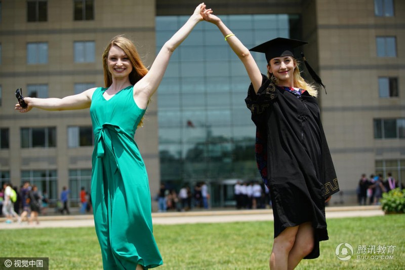 北师大美女留学生和姐姐参加毕业礼 一口流利中文