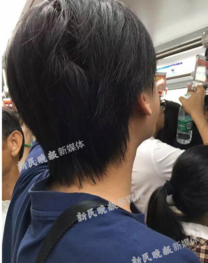 地铁色狼偷摸女生下身 拍照者:提醒她也不吭声