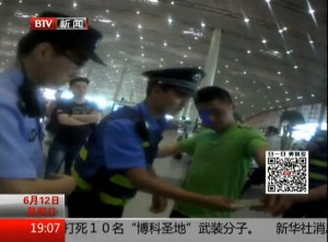 男子连续三次误机 殴打机场工作人员“泻火”(图)