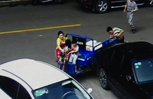 4岁"熊孩子"开车撞奔驰 爸妈拉都拉不住(组图)