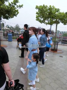 甜馨游迪士尼 被围观后全程傲娇脸(组图)