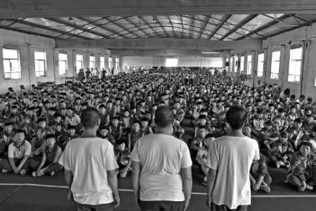 掉进“冰窟”的青春:女子陪“溜冰”一次可赚千元