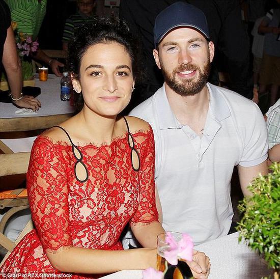 男神脱单! 美国队长克里斯·埃文斯公布恋情(图)