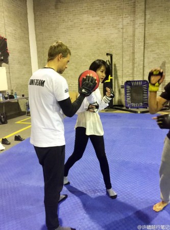 许晴新戏训练照炫酷 网友:一言不合就拔枪(组图)