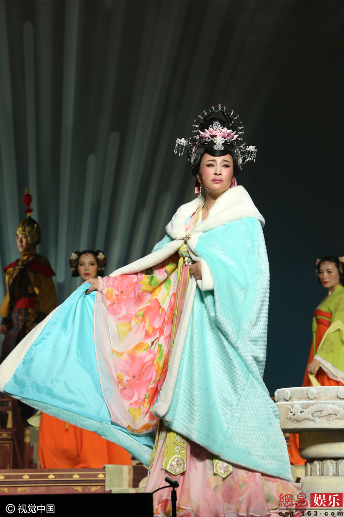 61岁刘晓庆出演话剧"武则天" 再展霸气风采(组图)