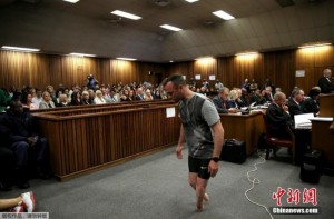 南非"刀锋战士"脱去假肢走过法庭 寻求同情减刑