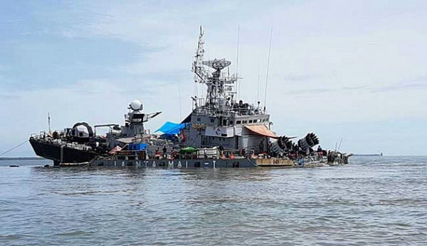 印尼战舰触礁半沉水中 事发半个月才被曝光(组图)