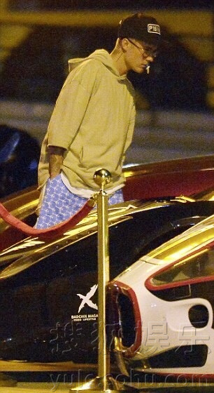 他还是个宝宝!22岁比伯出门竟还要叼奶嘴(组图)