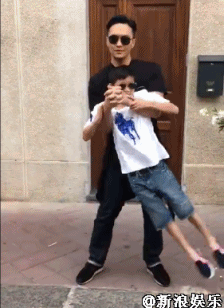 张智霖抱儿子摇晃 同戴墨镜似兄弟(图)