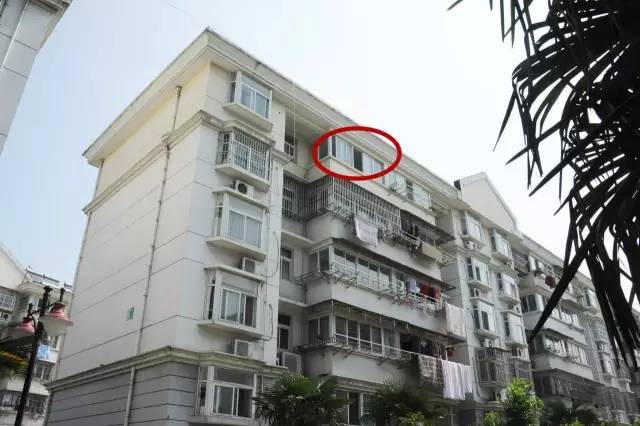 27岁小伙死在出租屋:身穿女式内衣腿裹数层丝袜