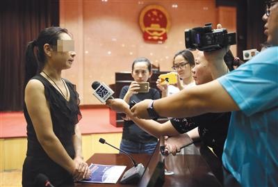 女子花5万多元丰胸 7年后植入假体破裂(组图)