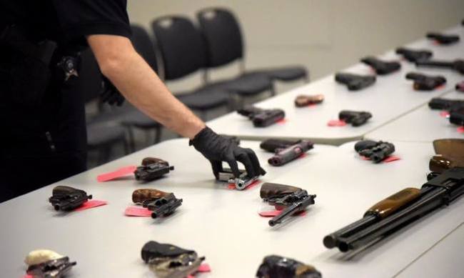 华裔警官:“非到万不得已不会动枪 开枪必击毙”