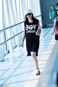 柳岩潮装现身机场 黑超红唇气场足(多图)