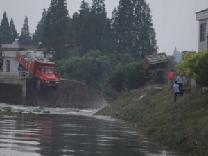 抗洪作秀引争议 安徽一官员被摘乌纱帽(图)