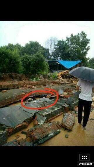 武汉暴雨!围墙坍塌8人遇难 隧道滑坡被堵(多图)