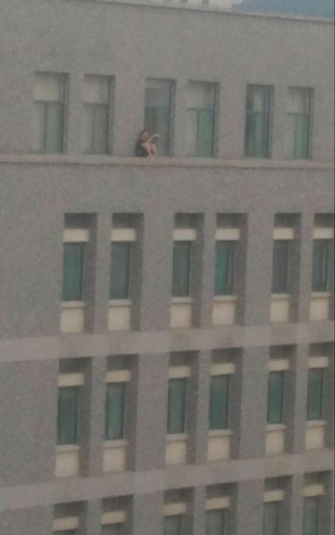 山东:  大学学霸五楼窗外看书 无任何防护(组图)