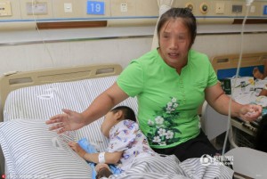 慎入：男童被毒蛇咬伤 母亲用刀放血险将其致残