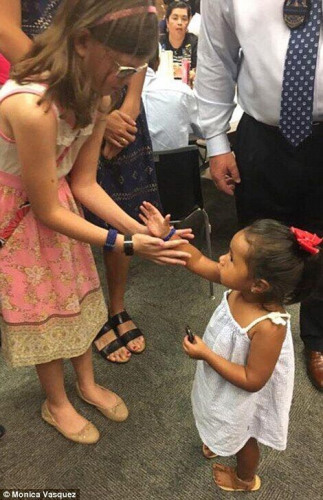 达拉斯两名遇难警察女儿互动 网友:令人心碎