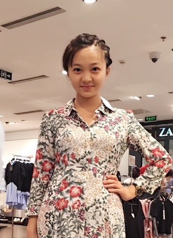 林妙可买了一件花衣裳 看着却有些老气?(图)