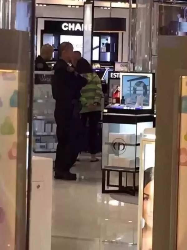 美机场打华人店员中国女游客已回国 知情人曝原因