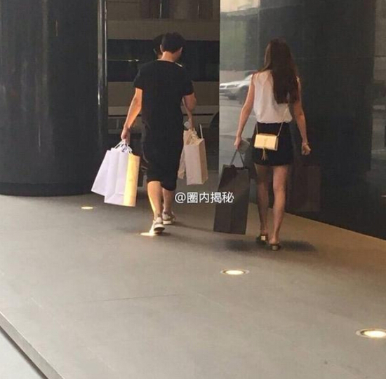 买买买!王思聪陪美女逛街 双手提满购物袋(图)