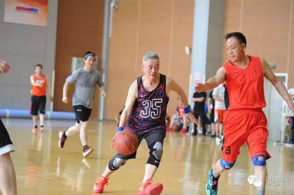 “铁岭杜兰特”!59岁赵本山打球不输年轻人(图)