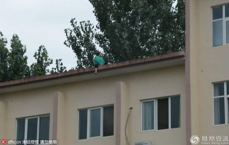 千钧一发之际,消防员百米冲刺救下轻生女瞬间(图)