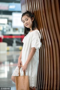 超模要从娃娃抓起！黄多多赴巴黎走秀 古灵精怪