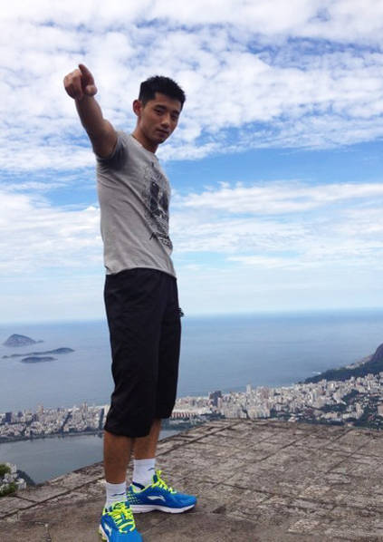 别笑!张继科连穿西装都要穿上这双蓝色运动鞋