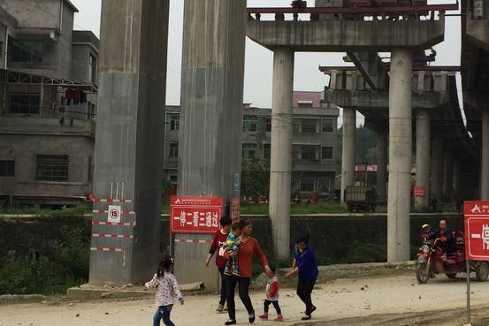 中国一条高速公路如何成为梦碎大道?(图)