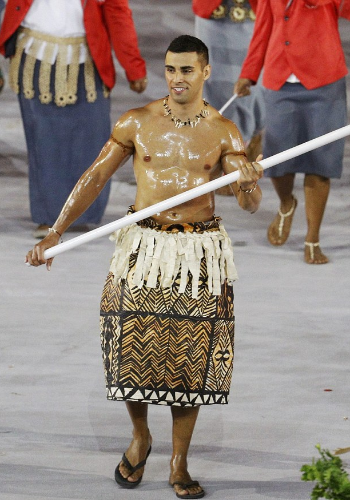 里约奥运:一国旗手半裸入场 瞬间火遍全球(图)