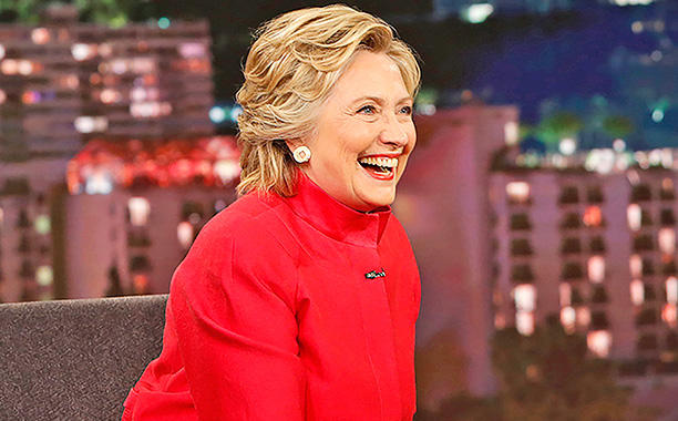 拼了!被指健康有问题 希拉里徒手开罐头(视频)