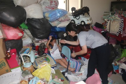 七岁女童煮饭洗衣,一家五口全靠她(图)