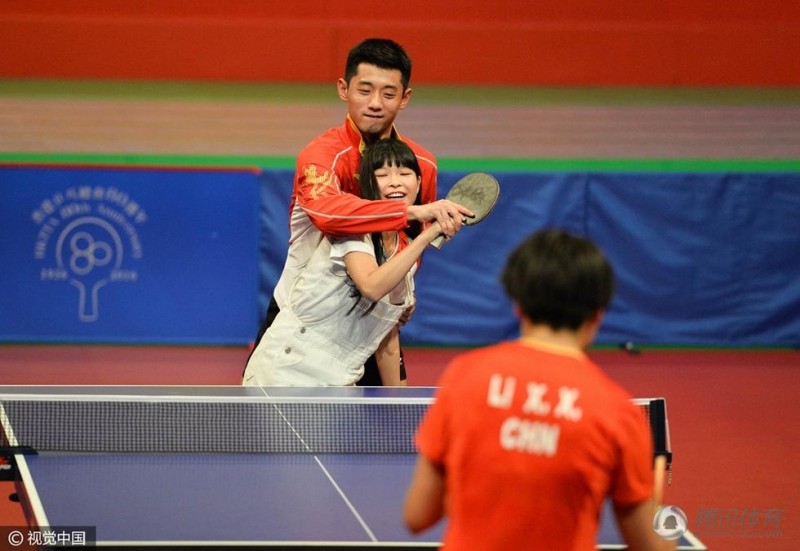 奥运健儿访港表演:张继科贴身教迷妹打球(组图)