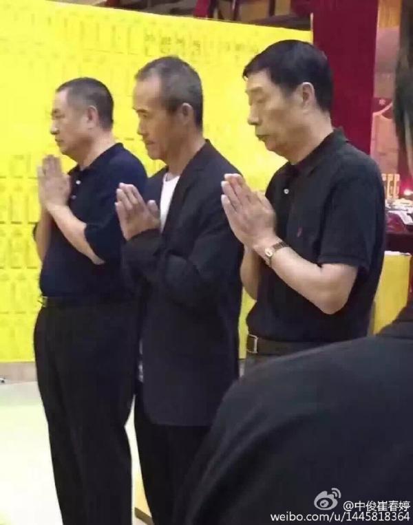 王石拜佛照片曝光 网友:平时不烧香临时抱佛脚