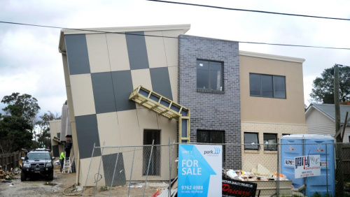 逼死强迫症? 墨尔本房屋“倾斜”设计遭抗议(图)