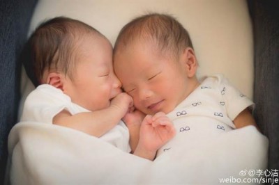 李心洁公布名字 晒双胞胎儿满月Q照(图)