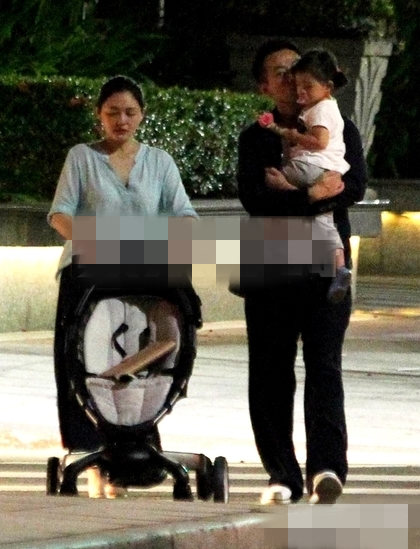 大S产后首现身脸型身材圆润 汪小菲吻爱女(图)