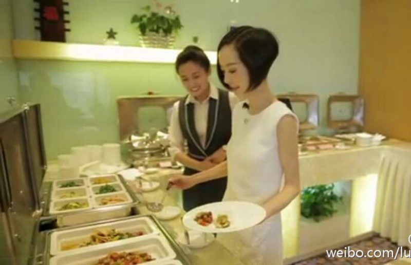 鲁豫现身万达食堂与王健林共餐 看看首富吃什么