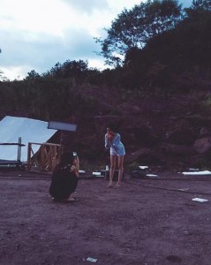 关晓彤卖萌吃西瓜 一双大长腿十分抢镜(组图)