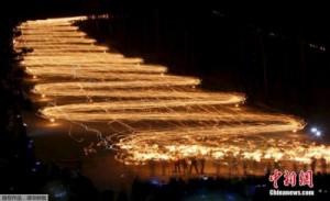 京都举行“五山送火”仪式 场面炫目壮观(图)