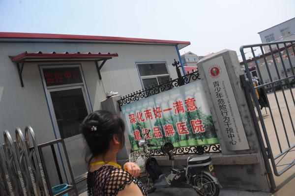 少年被“电击治网瘾” 母亲喊:加大剂量电死他