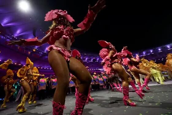 香艳桑巴舞!百名近乎全裸桑巴女郎演绎巴西国粹
